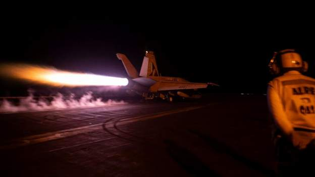 Cazas de EEUU despegan de un portaaviones en busca de sus objetivos en Irak o Siria.
