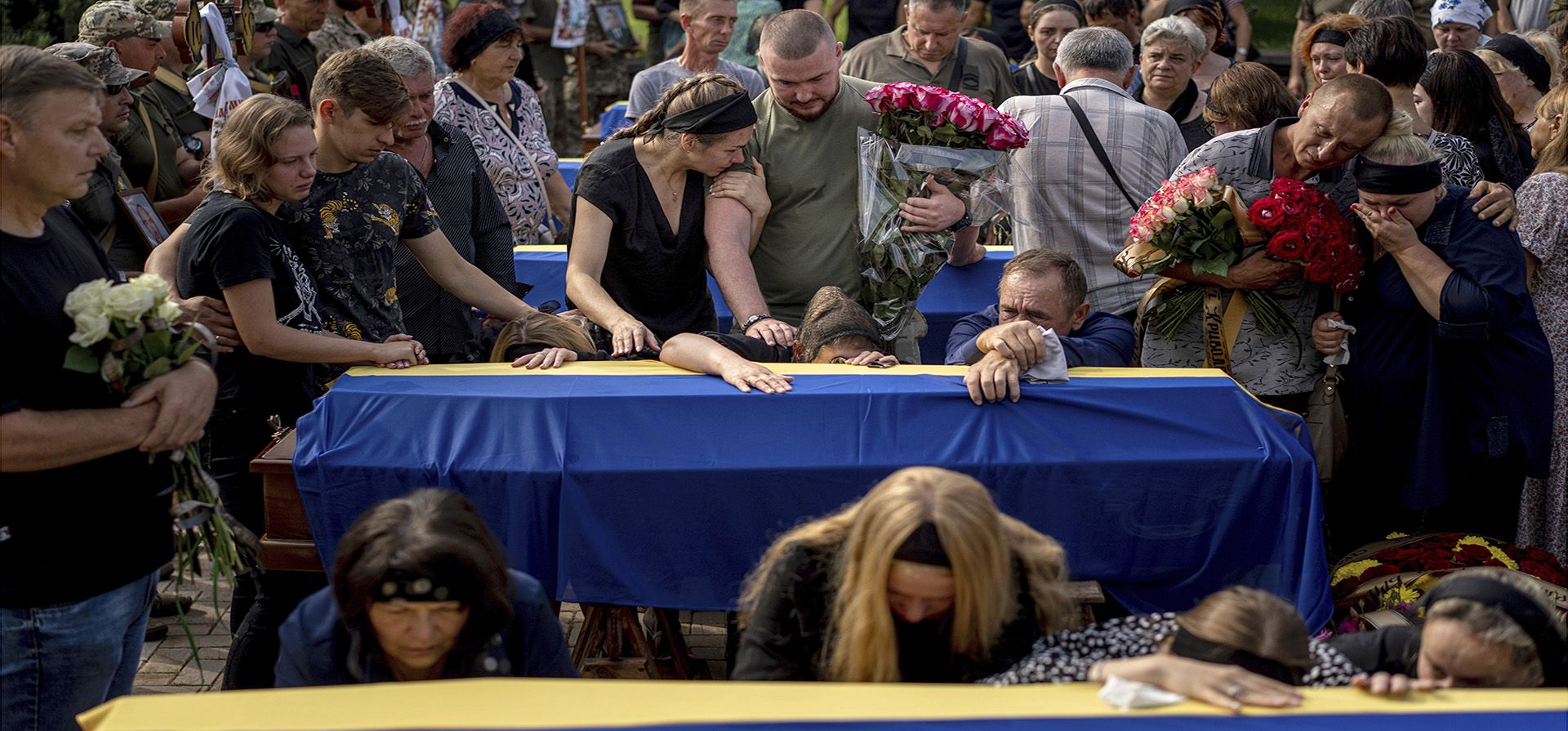 Familiares y compañeros se despidieron por última vez de los pilotos y tripulantes ucranianos caídos de los helicópteros militares mi-8 de la 18º brigada de aviación durante la ceremonia de despedida en Poltava, Ucrania, el viernes 1 de septiembre , 2023. (Foto AP/Evgeniy Maloletka) Familiares y compañeros se despidieron por última vez de los pilotos y tripulantes ucranianos caídos de los helicópteros militares mi-8 de la 18º brigada de aviación durante la ceremonia de despedida en Poltava, Ucrania, el viernes 1 de septiembre , 2023. (Foto AP/Evgeniy Maloletka)