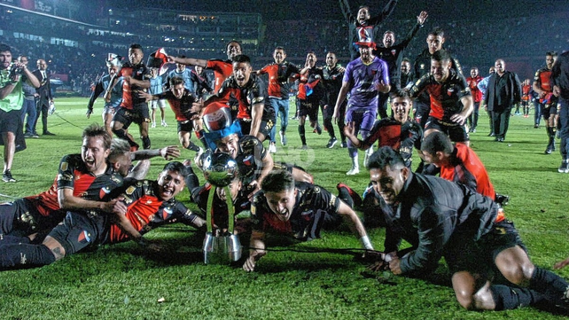 Colón vivió la tan ansiada vuelta olímpica ante sus hinchas en el Brigadier López