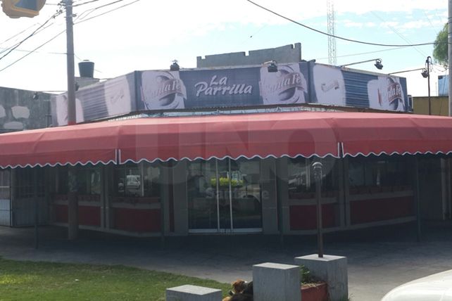 Entraron a roban una parrilla y los encontraron dentro de un freezer