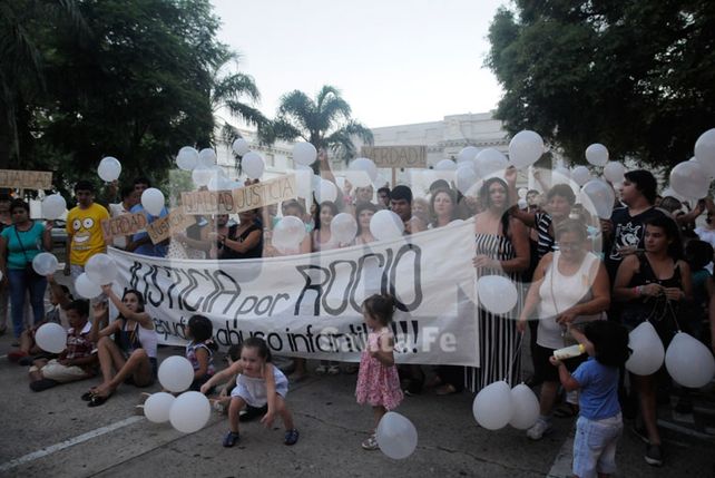Globos blancos. Familiares y amigos de Rocío marcharon por justicia.
