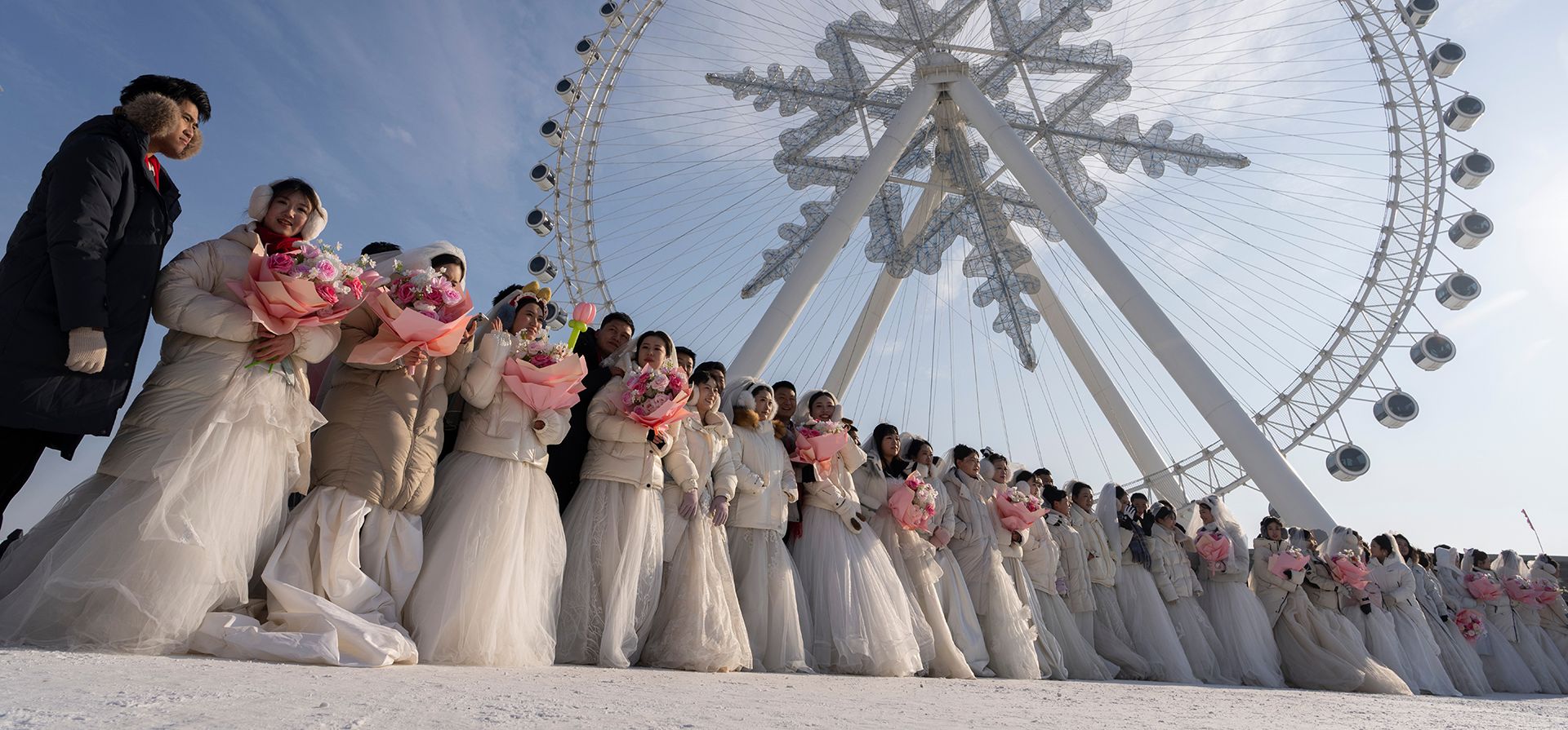 Parejas se preparan para una boda multitudinaria bajo cero durante el Festival Anual de Hielo y Nieve celebrado en Harbin, en la provincia de Heilongjiang, al noreste de China, el martes 6 de enero de 2026. (Foto AP/Ng Han Guan) Parejas se preparan para una boda multitudinaria bajo cero durante el Festival Anual de Hielo y Nieve celebrado en Harbin, en la provincia de Heilongjiang, al noreste de China, el martes 6 de enero de 2026. (Foto AP/Ng Han Guan)