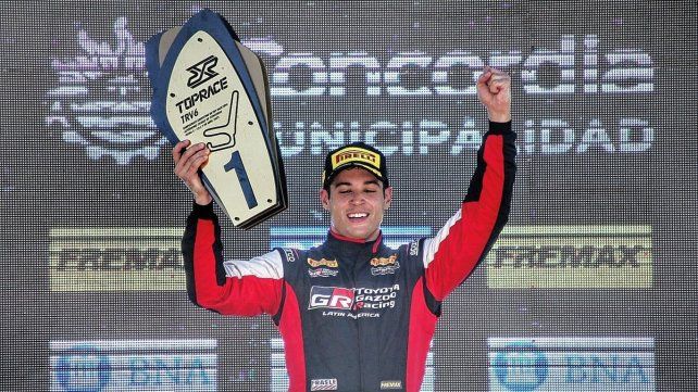 Diego Azar cruzó primero la línea de meta y festejó en la prueba final del Top Race V6. (Foto Gentileza Nacho Rollano)