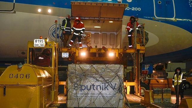 Así se cargaron las vacunas Sputnik V a la bodega del avión de Aerolíneas Argentina
