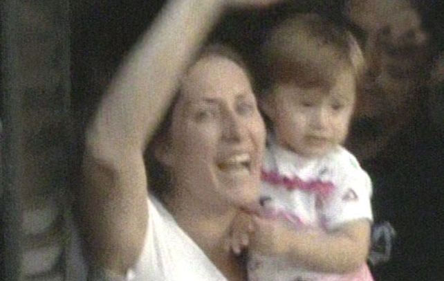 Un final feliz. La madre de Francesca saluda a sus vecinos