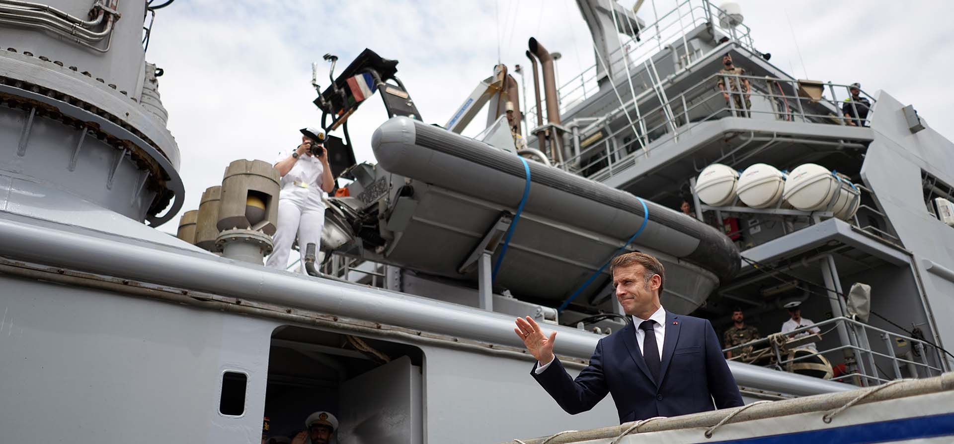 El presidente francés Emmanuel Macron desembarca del buque Champlain el viernes 21 de noviembre de 2025 en Port-Louis, Mauricio. (Foto AP/Thibault Camus) El presidente francés Emmanuel Macron desembarca del buque Champlain el viernes 21 de noviembre de 2025 en Port-Louis, Mauricio. (Foto AP/Thibault Camus)