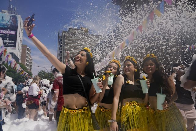 Selfies a todo color. Las y los estudiantes de Medicina celebraron el final de la cursada.