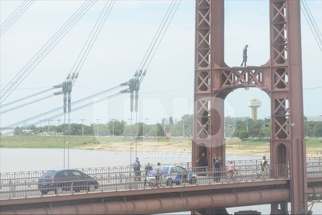 Un hombre amenaza con arrojarse al río desde el Puente Colgante