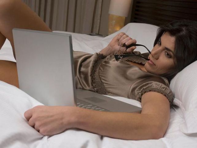 Las mujeres ya miran más porno que los hombres