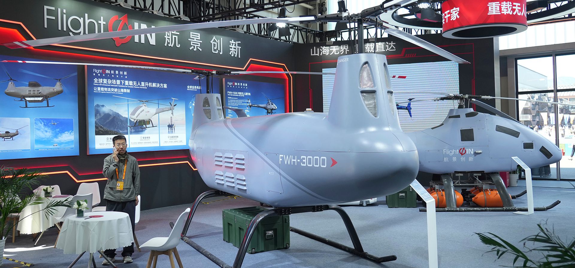 Un expositor se encuentra junto al helicóptero no tripulado FWH-3000 durante la Feria Internacional de Comercio de Servicios de China (CIFTIS) en Pekín, el jueves 10 de septiembre de 2026. (Foto AP/Achmad Ibrahim) Un expositor se encuentra junto al helicóptero no tripulado FWH-3000 durante la Feria Internacional de Comercio de Servicios de China (CIFTIS) en Pekín, el jueves 10 de septiembre de 2026. (Foto AP/Achmad Ibrahim)