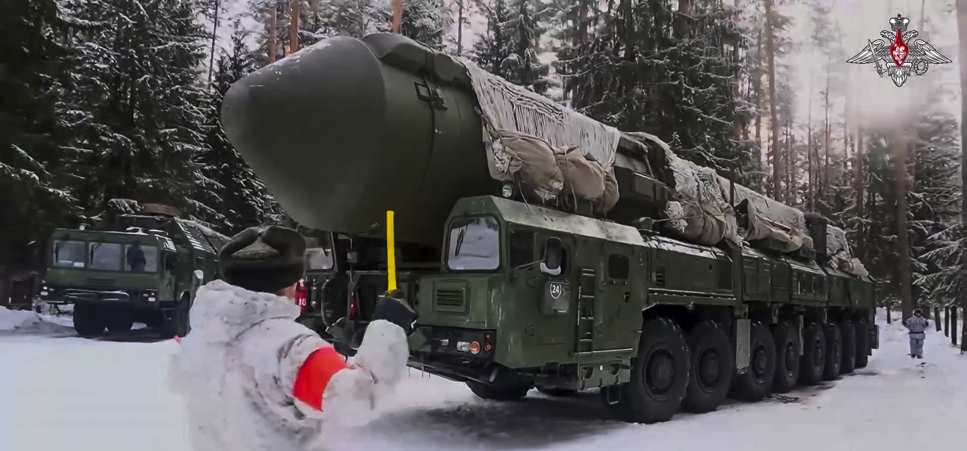 Un misil balístico intercontinental con ojiva nuclear móvil Yars es transportado en un lugar no revelado de Rusia. (Servicio de Prensa del Ministerio de Defensa de Rusia vía AP)