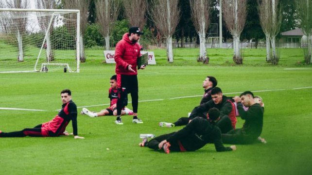 Colón ajusta detalles para Córdoba: Delfino espera por Sarmiento para definir el equipo