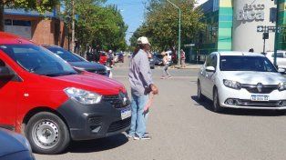 Crece el debate para prohibir a los cuidacoches: un proyecto de ley propone endurecer penas y fijar arrestos de hasta 80 días
