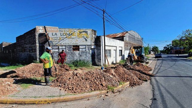 Personal de la Municipalidad de Paraná trabaja en la realización de enlaces de cañería de agua en Churruarín y Río Negro. También en Ramírez