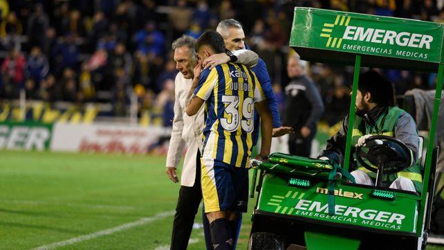 Tras convertir y poner a Central arriba en el marcador, Oviedo es saludado por Russo. Debió dejar la cancha de inmediato.