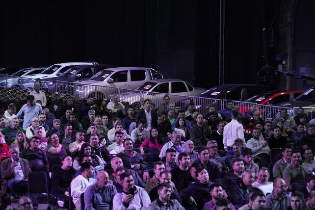 Subasta de autos de los narcos: fuerte puja de los oferentes en el salón Metropolitano