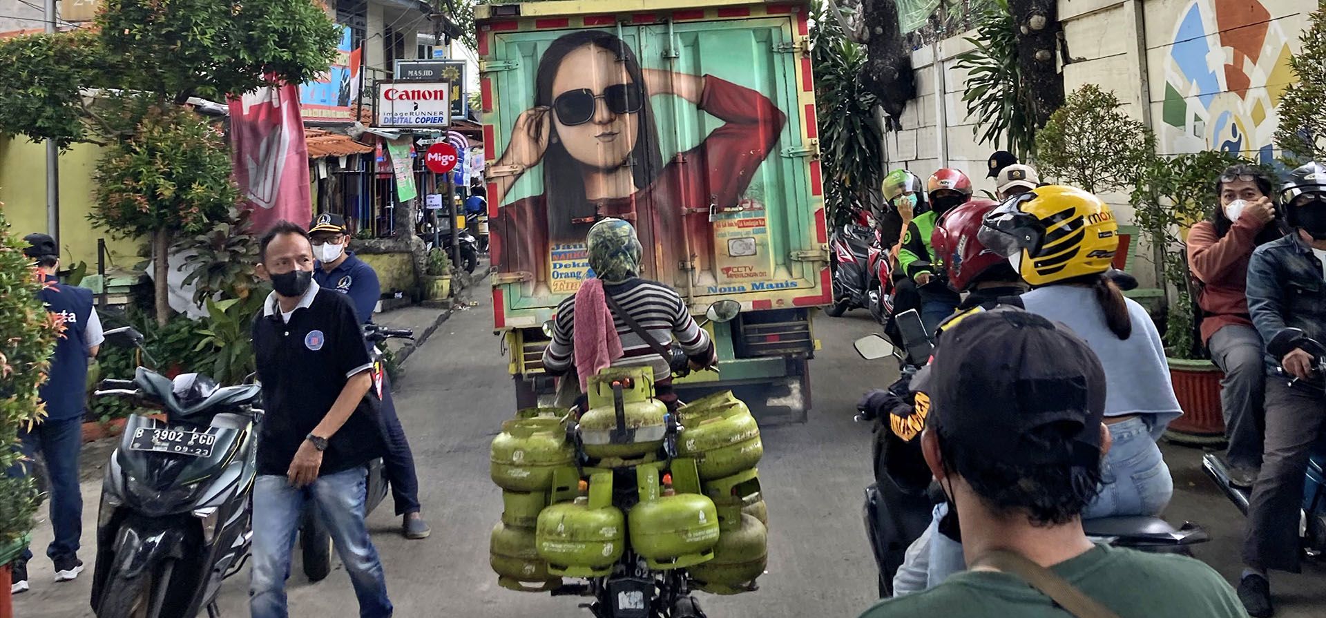 La gente camina por una calle llena de gente en Yakarta, Indonesia.