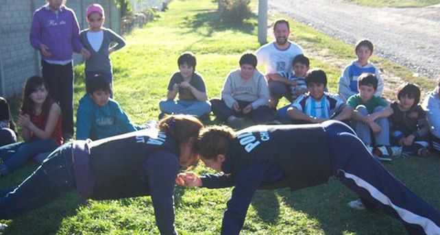Echan a un capell&aacute;n de Esquel por formar un grupo de ni&ntilde;os polic&iacute;as