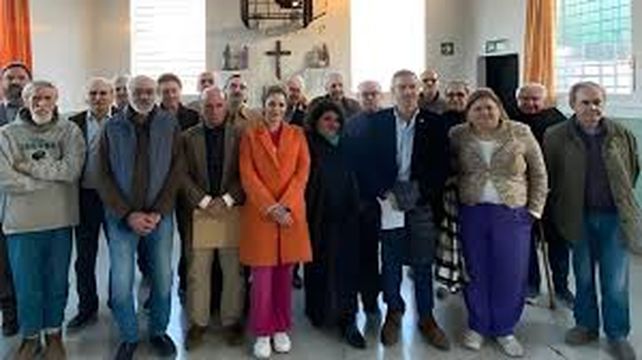La foto de los diputados libertarios junto a represores en el penal de Ezeiza