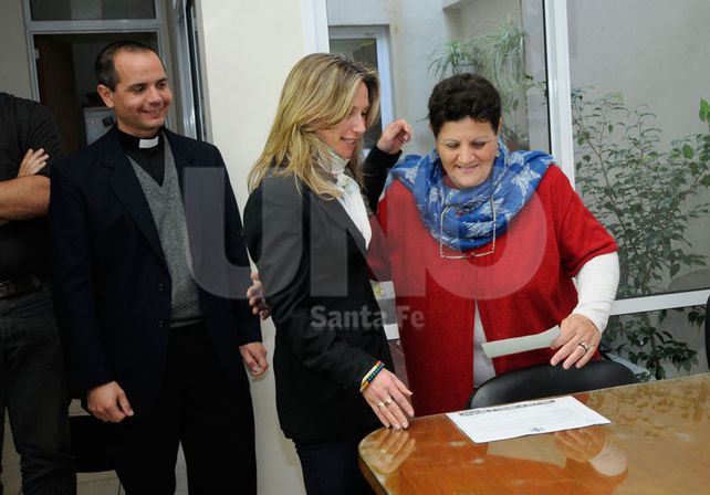 Donación. Las autoridades de la institución hicieron ayer entrega de parte de lo recaudado a 5 instituciones. Foto: José Busiemi / Diario UNO Santa Fe