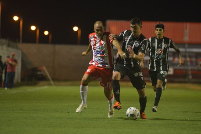 Viejo conocido. El Decano enfrentó al Ferroviario en la Primera B Nacional.