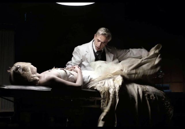 Línea. La película va desde 1952 cuando muere Eva y el doctor Ara accede a embalsamar su cuerpo