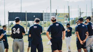 El equipo nacional de sóftbol entrena a diario en el Estadio Nafaldo Cargnel.