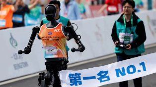El robot que logró el primer puesto en esta primera maratón de humanos y humanoides en China