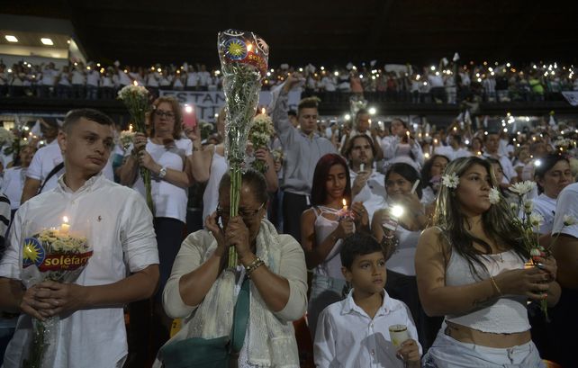 Emotivo y conmovedor homenaje a Chapecoense en el estadio de Medellín tras la tragedia