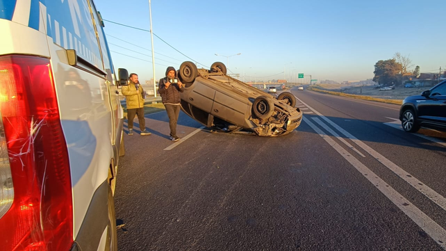 Choque y vuelco en Circunvalación