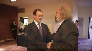 Saludo. El prestigioso actor victoriense Hugo La Barba, premio UNO a la Trayectoria artística junto al gobernador Bordet.