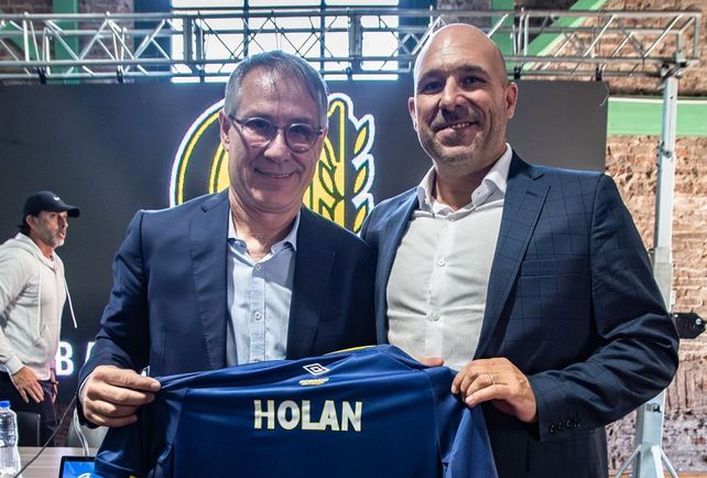 Ariel Holan y Gonzalo Belloso posan con la camiseta de Central el día que fue presentado como técnico canalla.