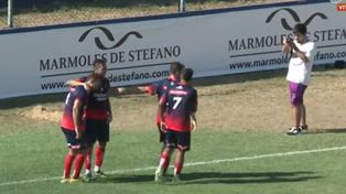 Cuando todo era alegría. Los jugadores de Central Córdoba celebra con Guido Di Vanni el primer gol ante Italiano en Ezeiza.