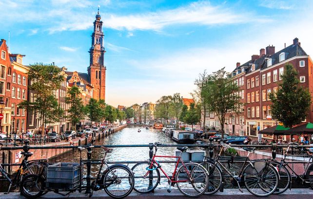 Ámsterdam, Países Bajos, se encuentra entre las ciudades con mayor presencia de bicicletas en el mundo.