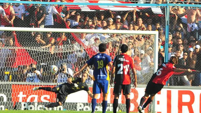 El último de los penales en el clásico. Fue a favor de Newells y lo convirtió Rolando Schiavi el 18/4/2010