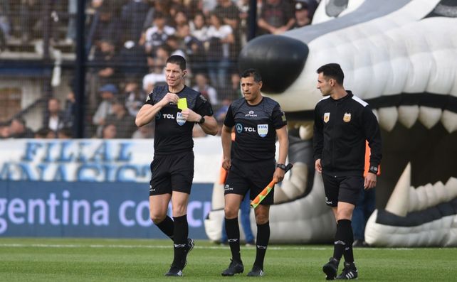 Ramírez (izquierda) dirigió el encuentro que perdió Central en La Plata ante Gimnasia.