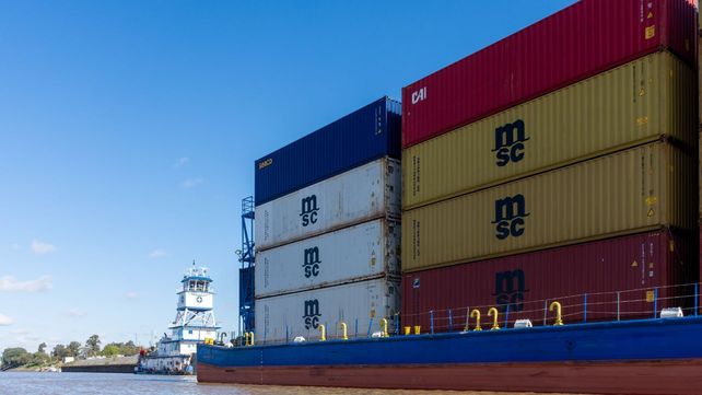 La navegación continua convierte a la hidrovía en la principal arteria fluvial por la que sale el 80% de la producción de Argentina.