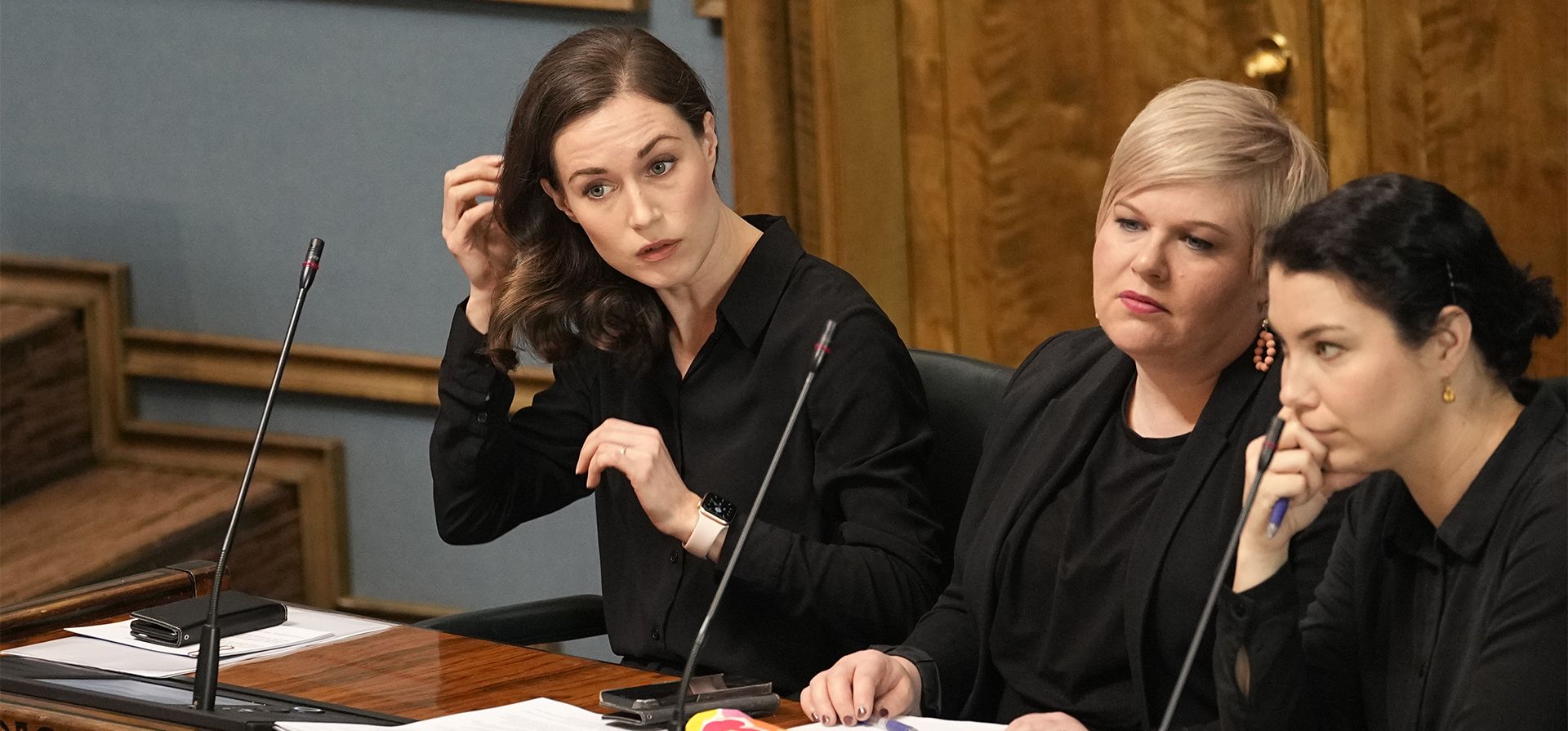 La primera ministra de Finlandia, Sanna Marin, a la izquierda, se sienta junto a la ministra de Finanzas, Annika Saarikko, al centro, y la ministra de Medio Ambiente y Cambio Climático, Emma Kari, a la derecha, en el Parlamento finlandés en Helsinki, Finlandia, el lunes 16 de mayo de 2022. Los legisladores de Finlandia debate sobre la solicitud rápida de membresía en la OTAN, allanando el camino para una expansión histórica de la alianza que podría asestarle un duro golpe a Rusia mientras su ejército lucha con su guerra en Ucrania.