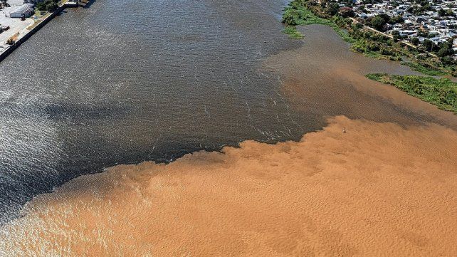 La diferencia de colores en el agua del Puerto Santa Fe se vio intensificada por la crecida. Créditos: @Obsesivamente&nbsp;