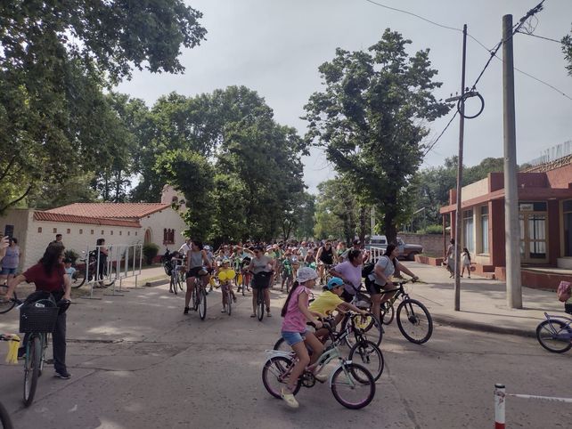 Casilda: las colonias de vacaciones se juntaron para protagonizar una multitudinaria bicicleteada