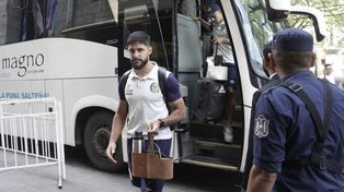 El defensor uruguayo Facundo Mallo desciende con su mate del ómnibus que trasladó a la delegación canalla desde el aeropuerto de Salta hasta el hotel Alejandro I .