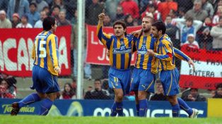 El último triunfo: 2005. Papa, Tito Villa y Ferrari celebran uno de los goles del 2-1 canalla ante la Gloria.
