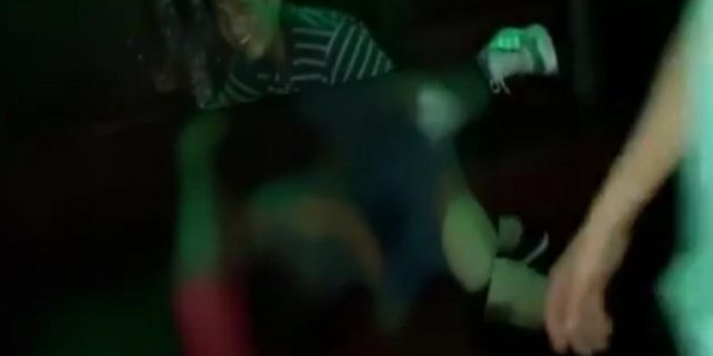 Violó a una mujer inconsciente mientras sus amigos lo alentaban