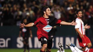 Belluschi grita uno de sus tres goles ante Instituto, en una amplia victoria 5-0 en Rosario, por el Clausura 2005.