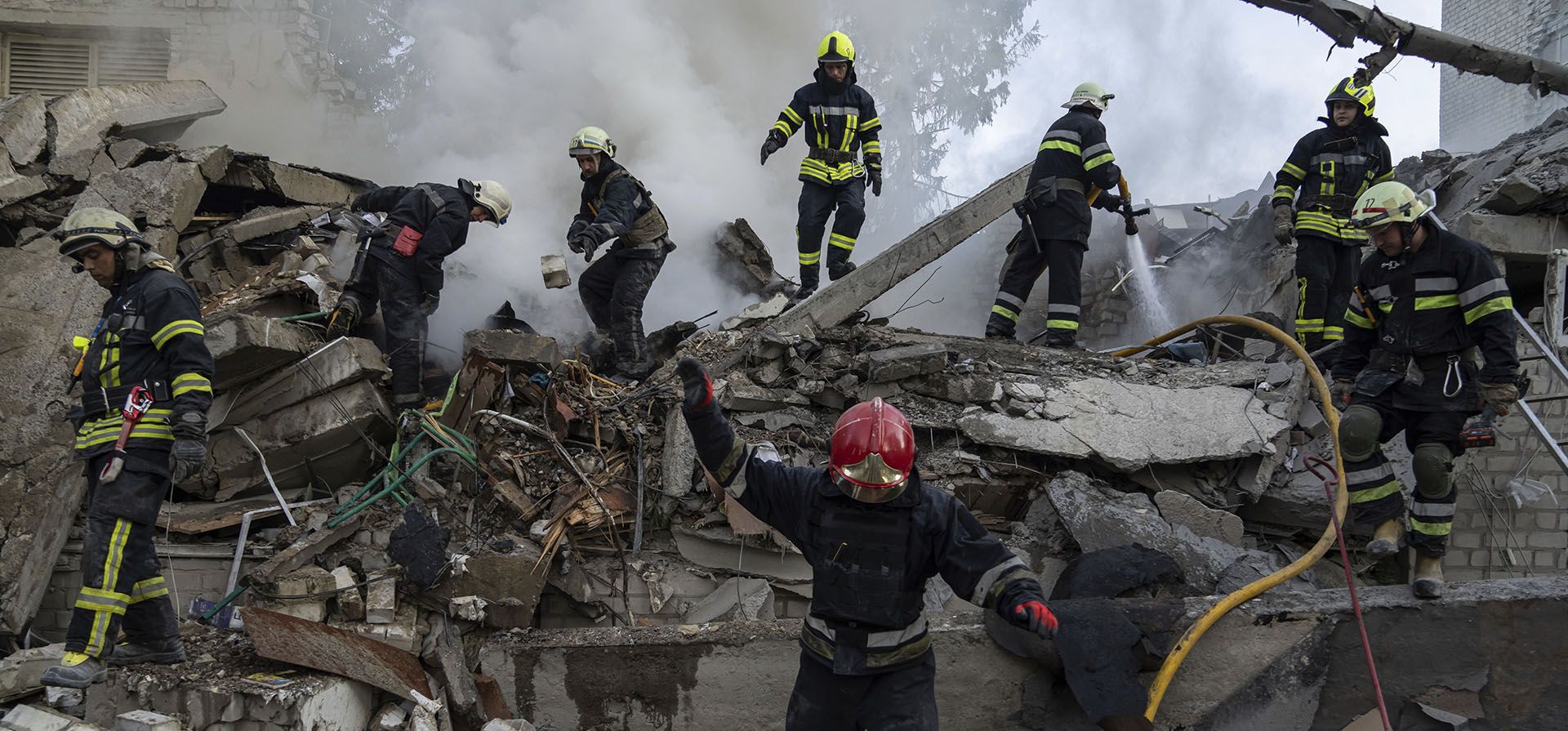 Rescatistas limpiando los escombros de una escuela destruida después de un ataque en Kharkiv, Ucrania, el lunes 4 de julio de 2022. El Estado Mayor del ejército ucraniano dice que las fuerzas rusas están tratando de profundizar su ofensiva en el este de Ucrania después de capturar un bastión clave.