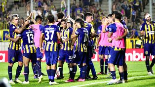 De pie. Los futbolistas canallas celebran la trabajosa victoria que lograron el pasado jueves ante Independiente Rivadavia.