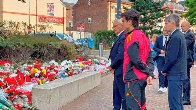 Paulo Dybala visitó el santuario de Diogo Jota en Liverpool