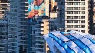 Una camiseta gigante de Lionel Messi sobrevoló el cielo de Rosario