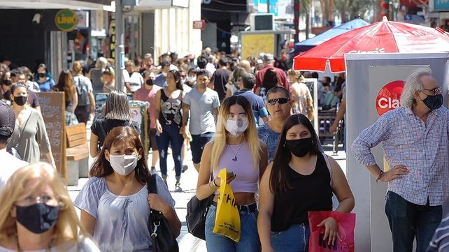 Repleta de gente y con buenas ventas. Así lució la peatonal santafesina en la previa de Navidad.&nbsp;