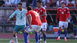 El chileno Vicente Pizarro persigue al portugués Cristiano Ronaldo. El volante de Central no rindió. El chileno Vicente Pizarro persigue al portugués Cristiano Ronaldo. El volante de Central no rindió.